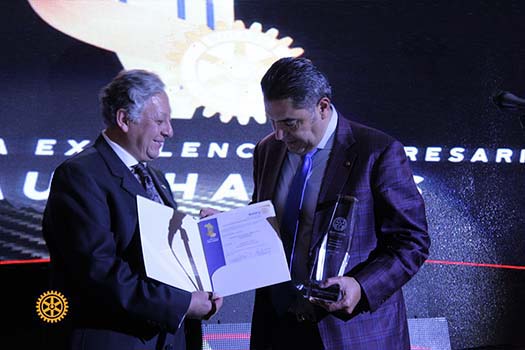 Ronald_Reyes_gerente_de_INTI_recibe_el_premio_Paul_Harris